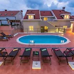 Beautiful Apartment In Molunat