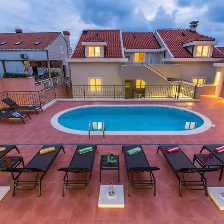 1 Bedroom Stunning Apartment In Molunat