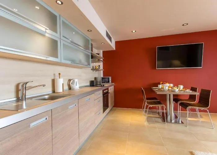 1 Bedroom Stunning Apartment In Molunat