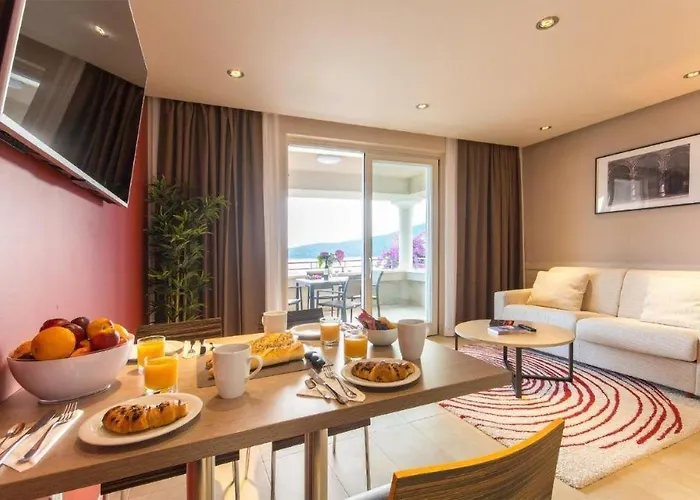 1 Bedroom Stunning Apartment In Molunat Apartment