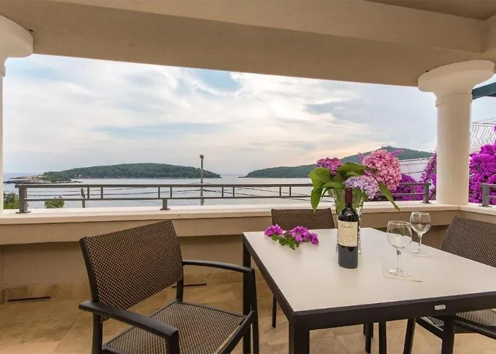 1 Bedroom Stunning Apartment In Molunat Molunat