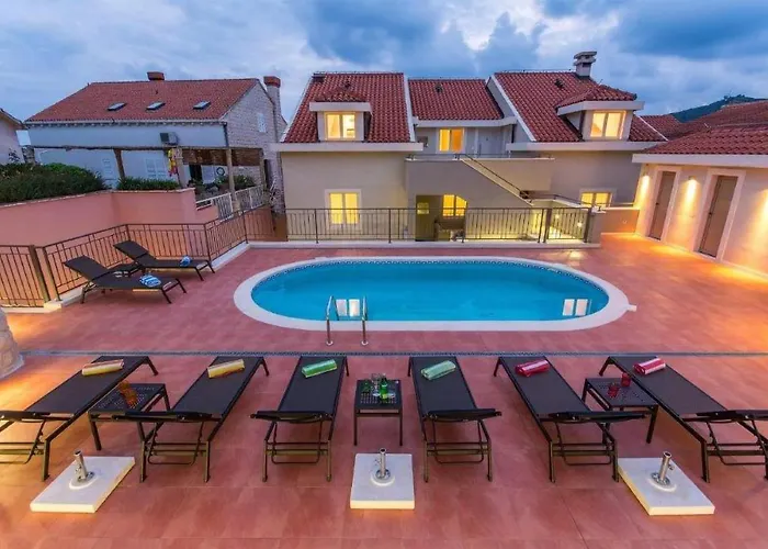 1 Bedroom Stunning Apartment In Molunat