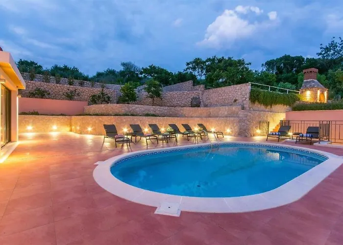 1 Bedroom Stunning Apartment In Molunat Molunat